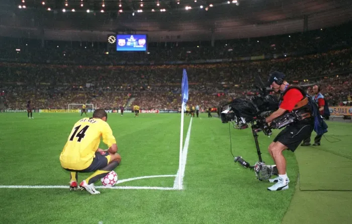 Framed Print : Thierry Henry (Arsenal) waits to take a corner watched by a cameraman