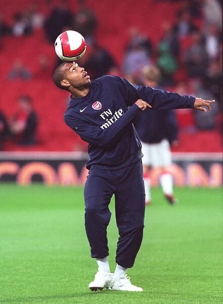 Thierry Henry (Arsenal) warms up before the match
