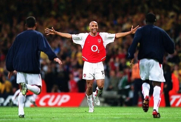 Thierry Henry celebrates the Arsenal victory with Giovanni van Bronckhorst and Kolo Toure
