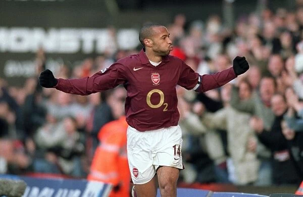 Thierry Henry celebrates scoring Arsenals 3rd goal his 2nd. Fulham 0:4 Arsenal