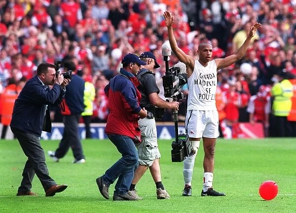 Thierry Henry celebrates winning the golden boot. Arsenal 4:3 Everton, F.A