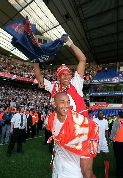 Thierry Henry and Gilberto (Arsenal) celebrates winning the league
