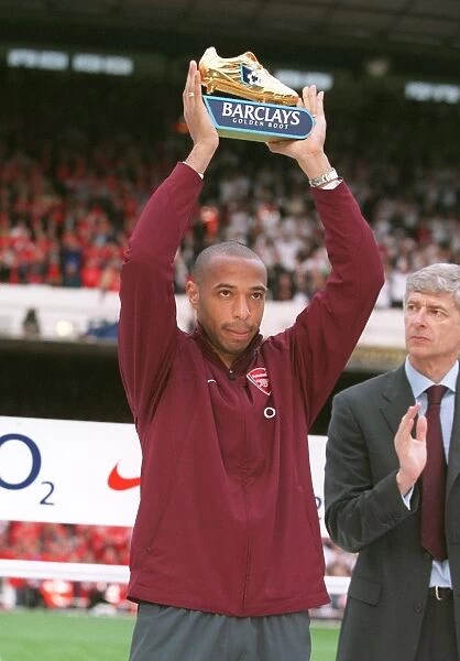 Thierry henry with his Golden Boot Award. Arsenal 4:2 Tottenham Hotspur