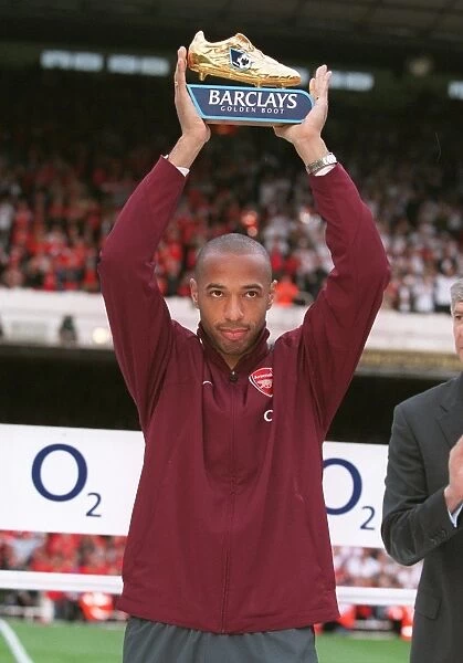 Thierry Henry with his Golden Boot Trophy. Arsenal 4:2 Wigan Athletic