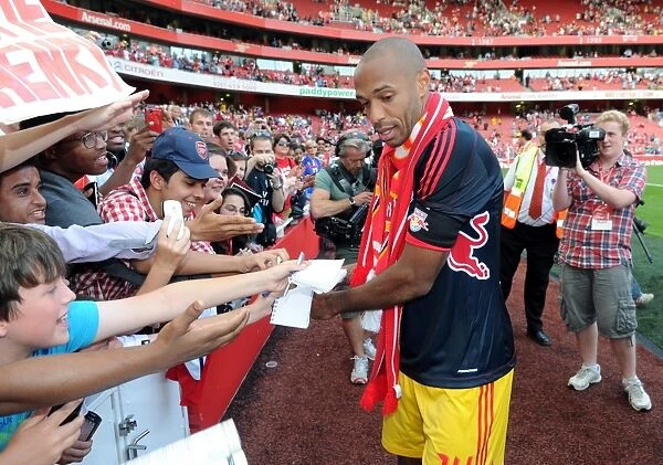 Thierry Henry Greets Fans: Arsenal Legend Signs Autographs After 1:1 Emirates Cup Match vs. New York Red Bulls