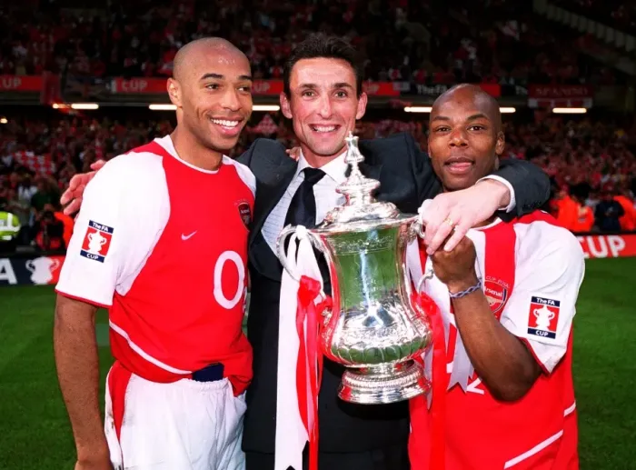 Framed Print : Thierry Henry, Guillaume Warmuz and Sylvain Wiltord (Arsenal) with the FA Cup Trophy
