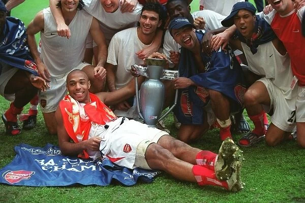 Thierry Henry, Jose Reyes, Ashley Cole and Gael Clichy (Arsenal) celebrates winning the League