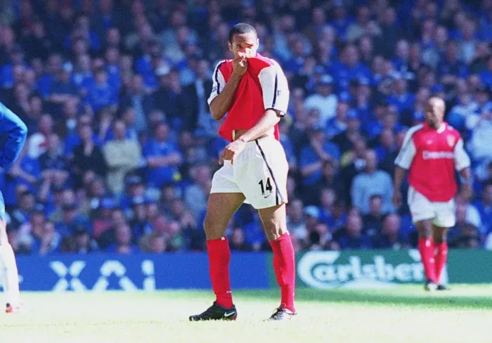 Framed Print : Thierry Henry kisses the Arsenal badge as he is substituted in the last seconds of the match