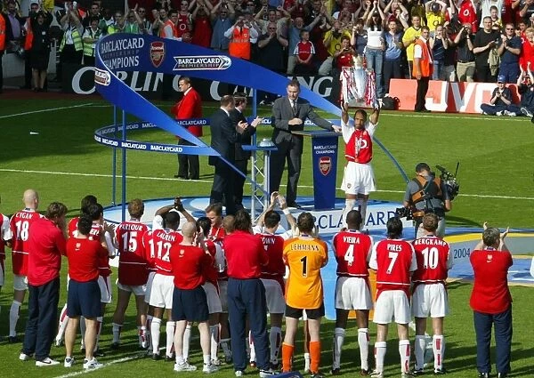 Thierry Henry lifts the Premiership Trophy. Arsenal 2:1 Leicester City