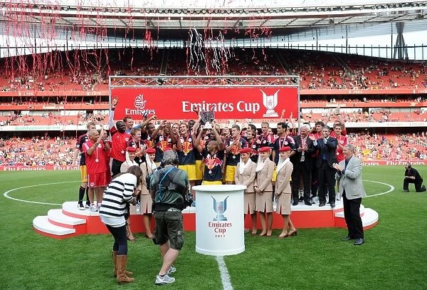 Thierry Henry (Red Bulls) lifts the Emirates Cup Trophy. Arsenal 1:1 New York Red Bulls