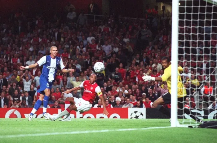Framed Print : Thierry Henry scores Arsenals 1st goal past Helton under pressure from Pepe (Porto) Framed Print : Thierry Henry scores Arsenals 1st goal past Helton under pressure from Pepe (Porto)