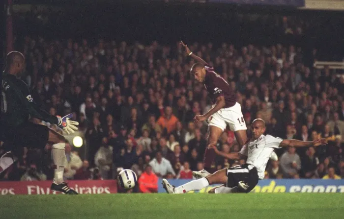 Framed Print : Thierry Henry scores Arsenals 2nd goal past Tony Warner (Fulham) Framed Print : Thierry Henry scores Arsenals 2nd goal past Tony Warner (Fulham)