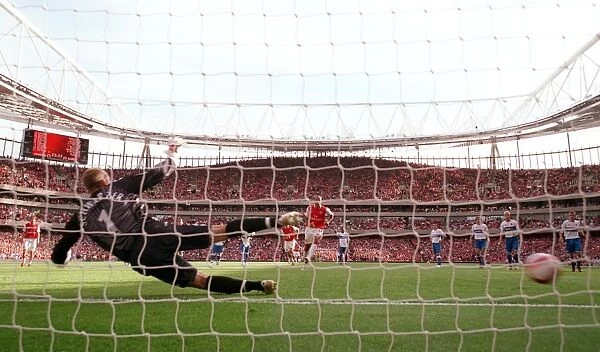Thierry Henry scores Arsenals goal from the penalty spot