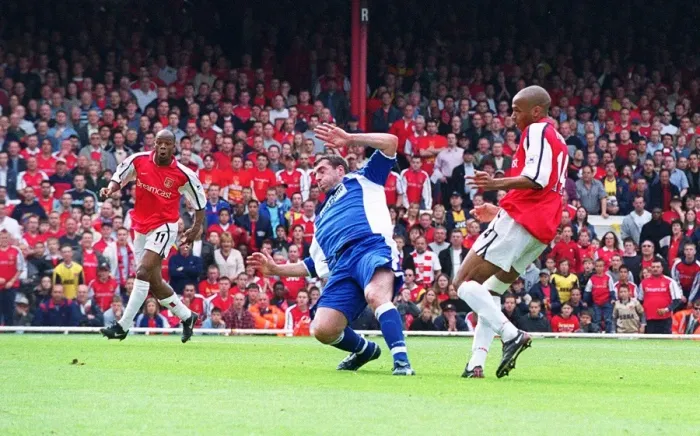 Framed Print : Thierry Henry shoots past Everton defender David Unsworth to score the 2nd Arsenal goal Framed Print : Thierry Henry shoots past Everton defender David Unsworth to score the 2nd Arsenal goal