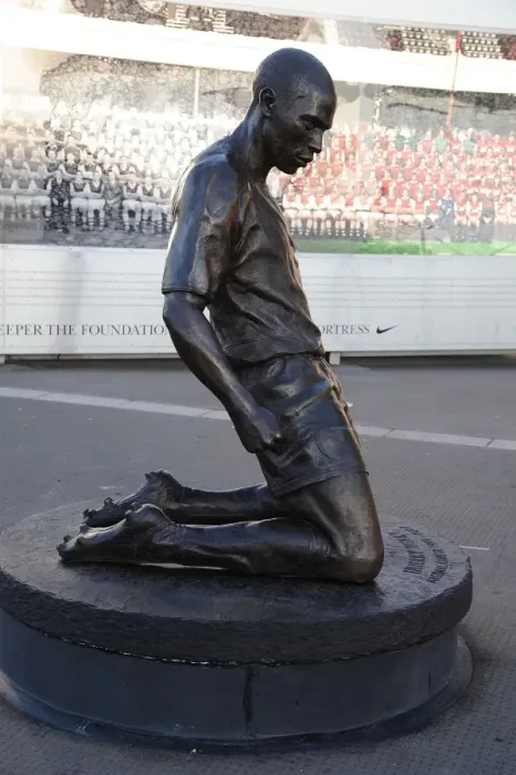 Framed Print : Thierry Henry Statue at Emirates Stadium Framed Print : Thierry Henry Statue at Emirates Stadium