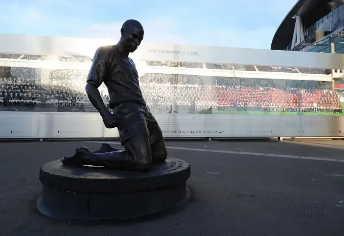 Framed Print : Thierry Henry Statue Unveiled: Arsenal vs Everton (2011-12), Emirates Stadium, London