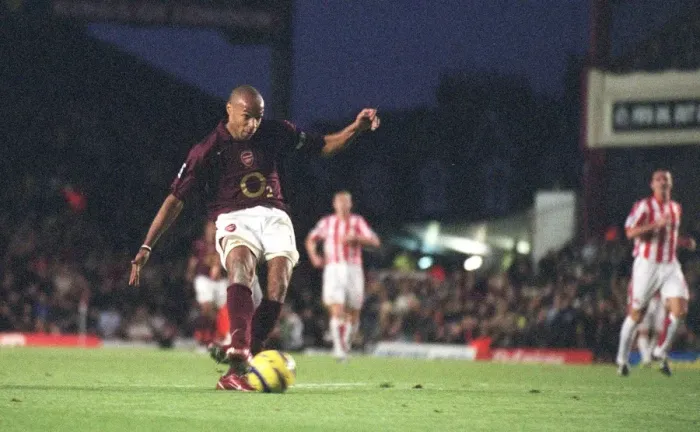 Framed Print : Thierry Henry's Brace: Arsenal's 3-1 Victory Over Sunderland in the FA Premier League, Highbury, London, November 2005