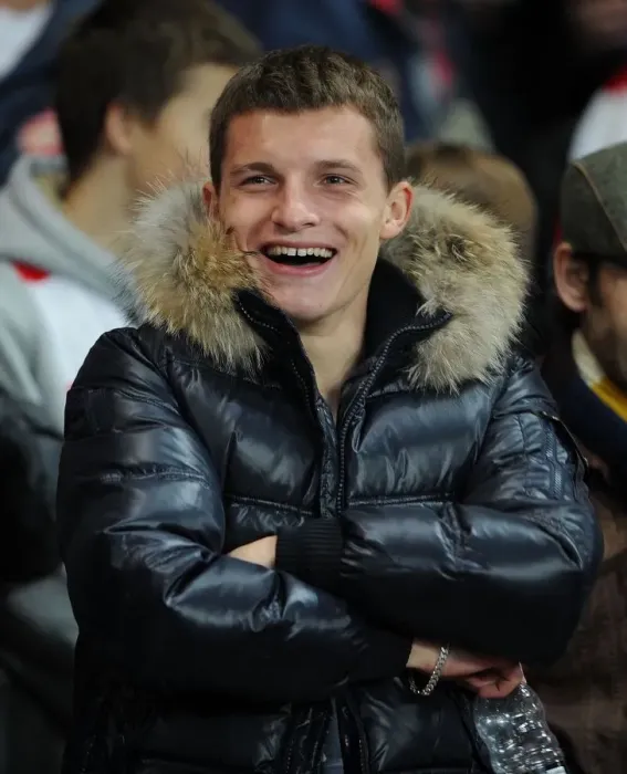 Framed Print : Thomas Eisfeld: Arsenal's Readiness in Action - Arsenal vs. Schalke 04, UEFA Champions League, 2012 Framed Print : Thomas Eisfeld: Arsenal's Readiness in Action - Arsenal vs. Schalke 04, UEFA Champions League, 2012