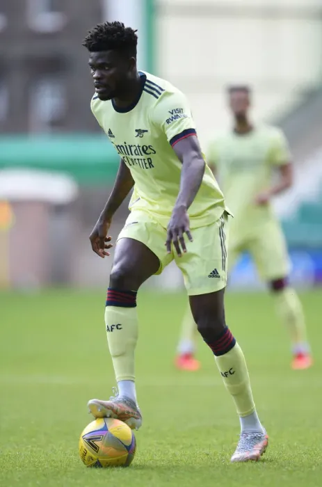 Framed Print : Thomas Partey in Action: Arsenal's Pre-Season Triumph over Hibernian (Edinburgh 2021)
