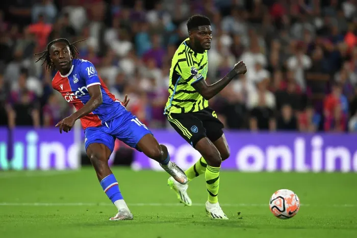 Framed Print : Thomas Partey vs. Eberechi Eze: A Battle for Possession in the 2023-24 Crystal Palace vs. Arsenal Match