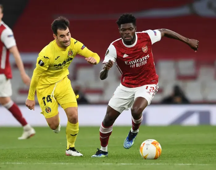 Framed Print : Thomas Partey's Battle: Arsenal vs. Villarreal - UEFA Europa League Semi-Final at Emirates Stadium
