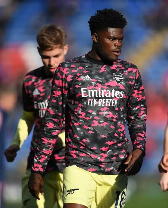 Framed Print : Thomas Partey's Focused Pre-Match Routine: Arsenal's Gunners Ready for Crystal Palace Clash, Premier League 2021