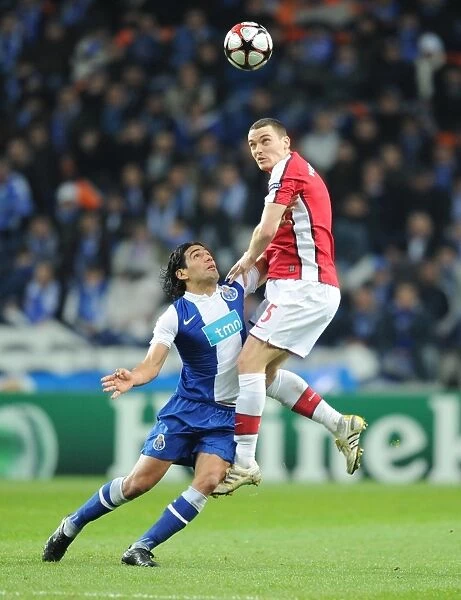 Thomas Vermaelen (Arsenal) Falcao (Porto). FC Porto 2:1 Arsenal, UEFA Champions League