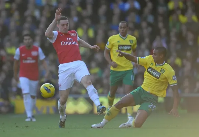 Framed Print : Thomas Vermaelen (Arsenal) Kyle Naughton (Norwich). Norwich City v Arsenal