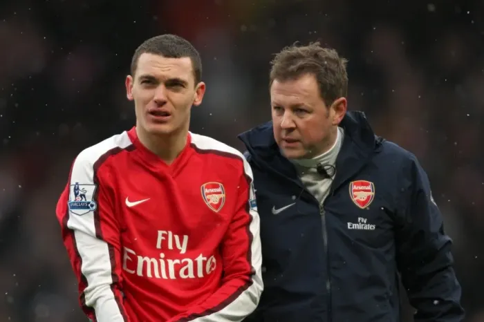 Framed Print : Thomas Vermaelen (Arsenal) with Physio Colin Lewin. Arsenal 2: 2 Everton Framed Print : Thomas Vermaelen (Arsenal) with Physio Colin Lewin. Arsenal 2: 2 Everton