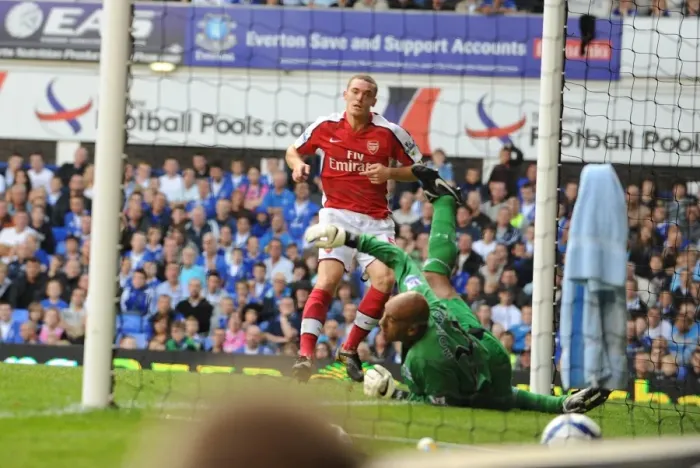 Framed Print : Thomas Vermaelen heads past Everton goalkeeper Tim