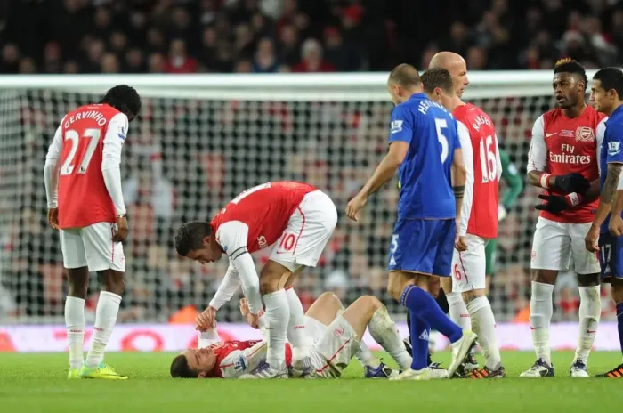 Framed Print : Thomas Vermaelen Injured: Heartbreak for Arsenal Against Everton (2011-12) Framed Print : Thomas Vermaelen Injured: Heartbreak for Arsenal Against Everton (2011-12)