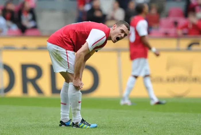 Framed Print : Thomas Vermaelen Leads Arsenal in Pre-Season Clash against Cologne Framed Print : Thomas Vermaelen Leads Arsenal in Pre-Season Clash against Cologne