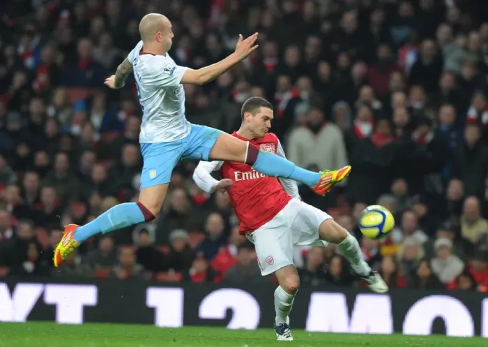 Framed Print : Thomas Vermaelen Scores Past Alan Hutton in FA Cup Fourth Round: Arsenal vs. Aston Villa