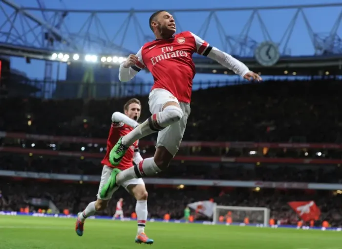 Framed Print : Thrilling Goal: Oxlade-Chamberlain Scores for Arsenal Against Crystal Palace, Premier League 2013-14
