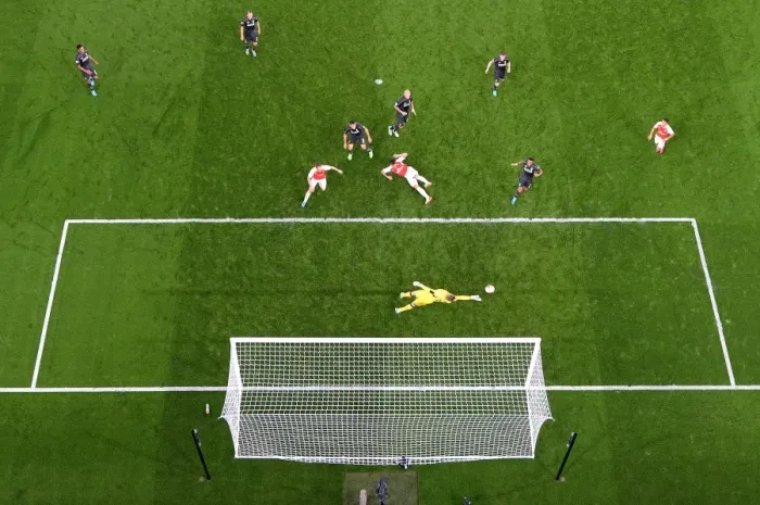 Framed Print : Thwarted Goal: Olivier Giroud vs. Simon Mignolet - Arsenal vs. Liverpool, Premier League 2015 / 16 Framed Print : Thwarted Goal: Olivier Giroud vs. Simon Mignolet - Arsenal vs. Liverpool, Premier League 2015 / 16