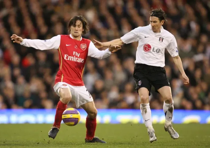 Framed Print : Tomas Rosicky (Arsenal) Alexi Smertin (Fulham)