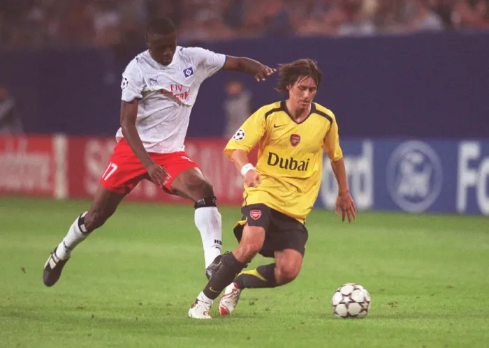 Framed Print : Tomas Rosicky (Arsenal) Boubacar Sanogo (Hamburg)