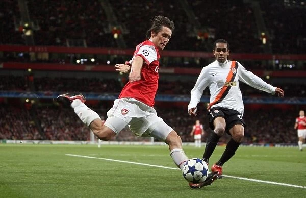 Tomas Rosicky (Arsenal) Douglas Costa (Shaktar). Arsenal 5: 1 Shaktar Donetsk
