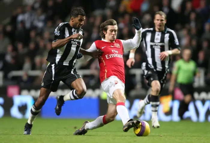 Framed Print : Tomas Rosicky (Arsenal) Habib Beye (Newcastle) Framed Print : Tomas Rosicky (Arsenal) Habib Beye (Newcastle)