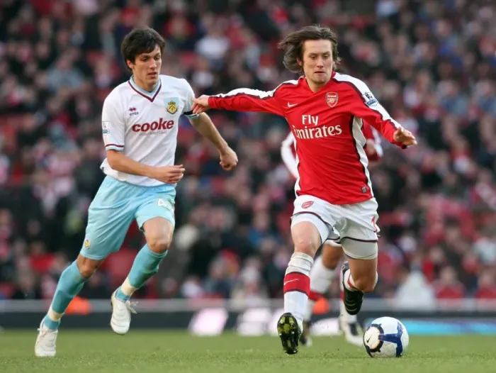Framed Print : Tomas Rosicky (Arsenal) Jack Cork (Burnley). Arsenal 3: 1 Burnley. Barclays Premier League