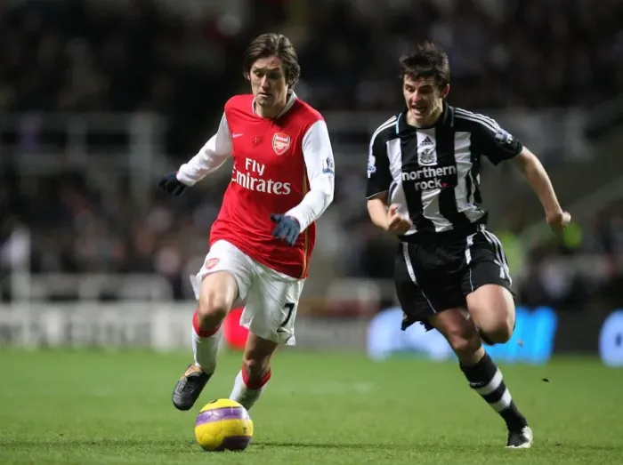 Framed Print : Tomas Rosicky (Arsenal) Joey Barton (Newcastle)