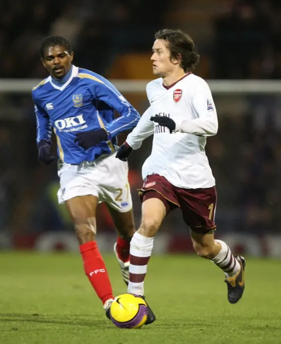 Framed Print : Tomas Rosicky (Arsenal) Kanu (Portsmouth)
