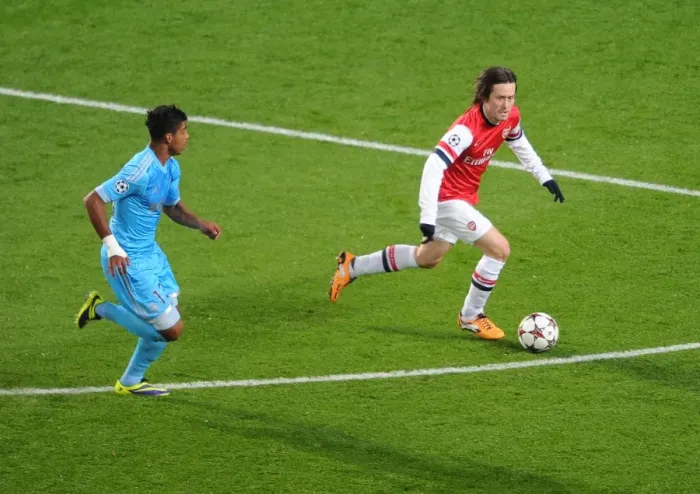Framed Print : Tomas Rosicky (Arsenal) Mario Lemina (Marseille). Arsenal 2: 0 Olympic Marseille