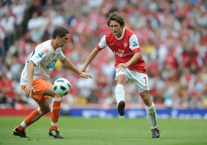 Framed Print : Tomas Rosicky (Arsenal) Neal Eardley (Blackpool). Arsenal 6: 0 Blackpool Framed Print : Tomas Rosicky (Arsenal) Neal Eardley (Blackpool). Arsenal 6: 0 Blackpool