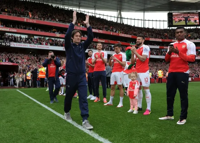 Framed Print : Tomas Rosicky Bids Farewell: Emotional Guard of Honor at Arsenal's Final Home Game vs Aston Villa