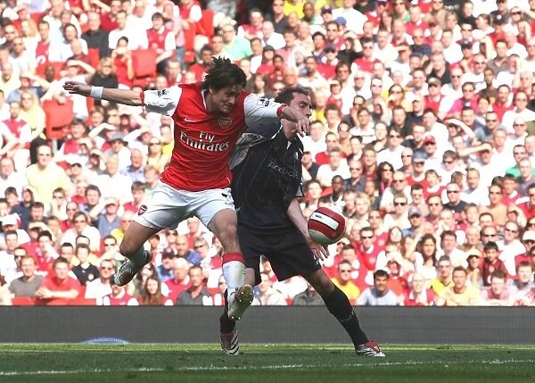 Tomas Rosicky breaks past Nicky Hunt to score the 1st Arsenal goal