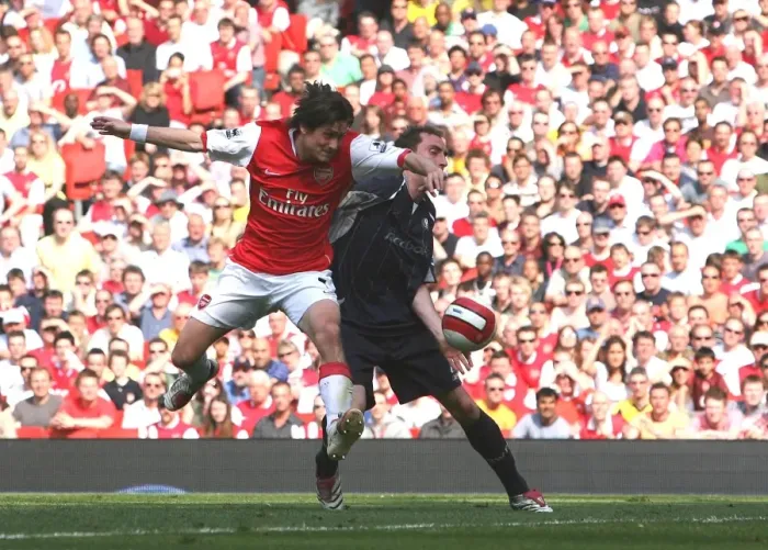 Framed Print : Tomas Rosicky breaks past Nicky Hunt to score the 1st Arsenal goal