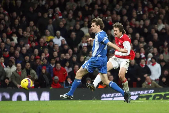 Framed Print : Tomas Rosicky scores Arsenals 2nd goal past Kevin Kilbane (Wigan)