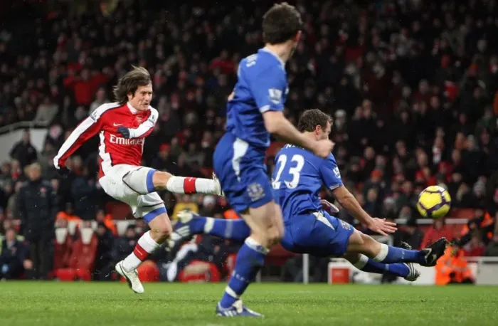 Framed Print : Tomas Rosicky scores Arsenals 2nd goal under pressure from Lucas Neill (Everton)