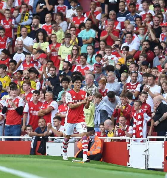 Tomiyasu Applauds Arsenal Fans After Substitution in Arsenal vs. Norwich City Match